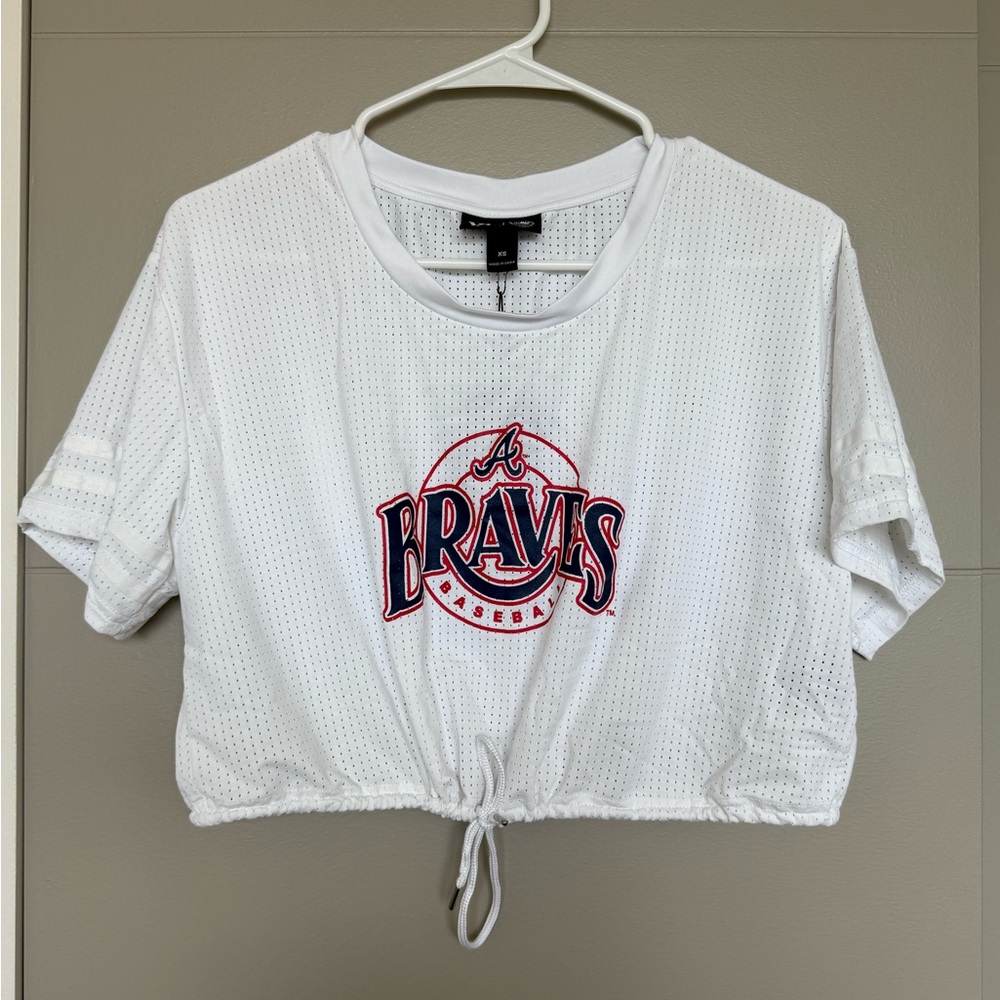 Women's The Wild Collective Atlanta Braves Cropped Tees Jersey Size XS NWT.